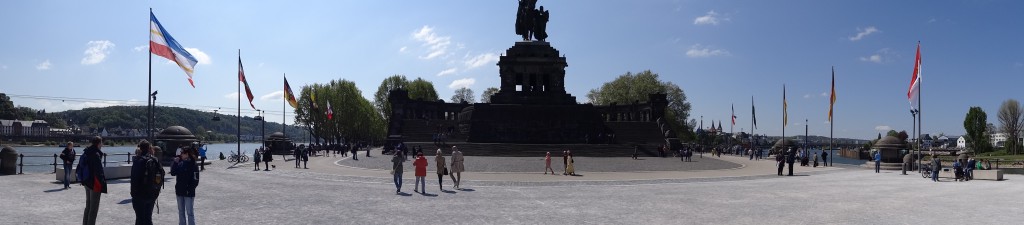 im Zentrum der Deutschen Eck ist das Kaiser WilhelmI.Denkmal zu bestaunen. Das Denkmal hat eine Höhe von 38m, und davon14 Meter das Reiterstandbild